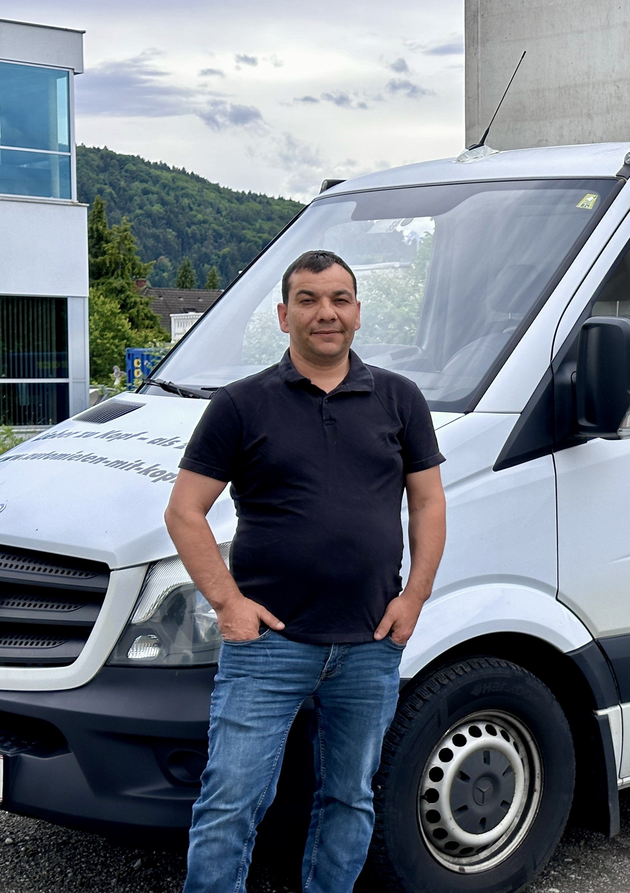 Inhaber der Kopf GmbH vor einem Mercedes Sprinter