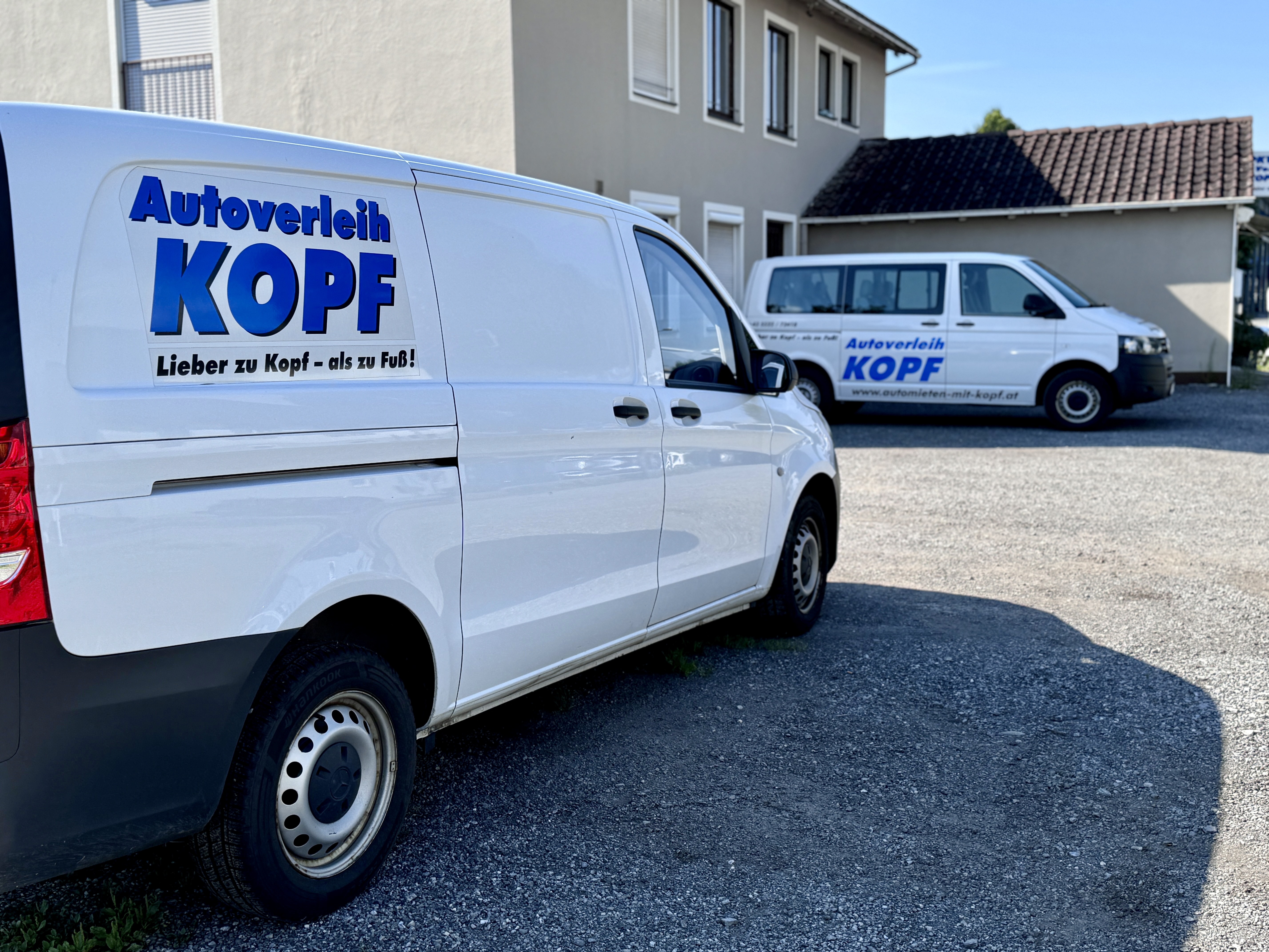 Mietfahrzeuge von Autoverleih Kopf vor dem Betrieb in Feldkirch